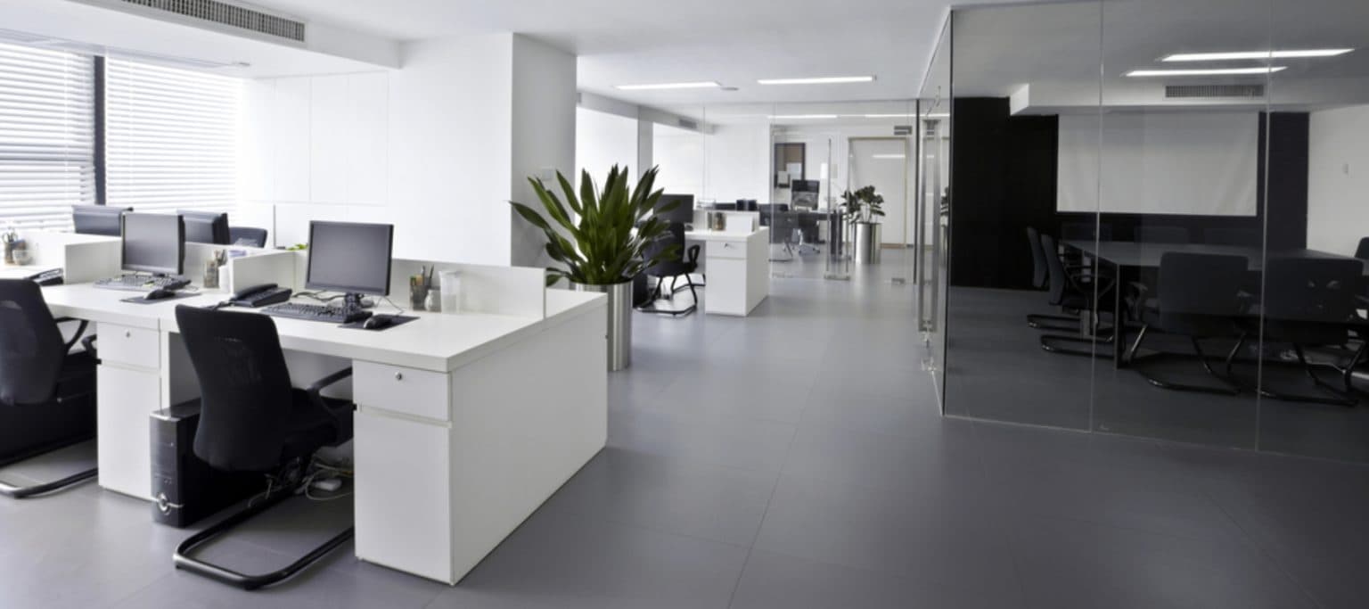 Ufficio open space moderno e pulito
